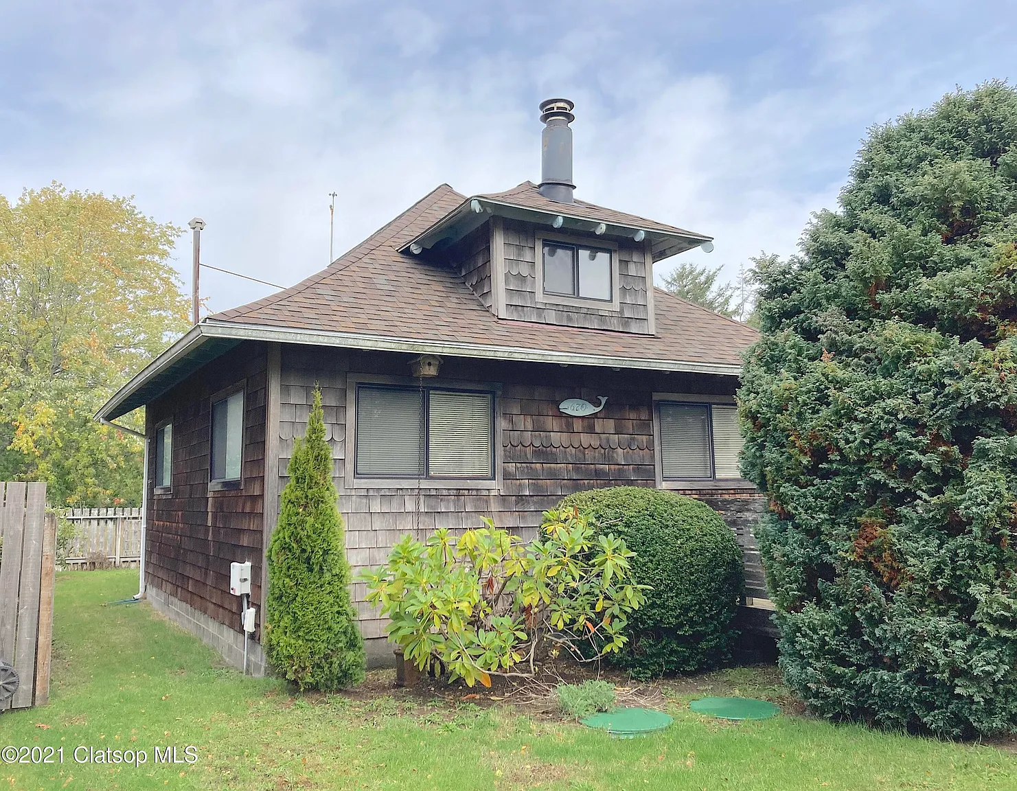 670 1st St photo 1