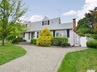 32 Willets Dr, Syosset, NY 11791