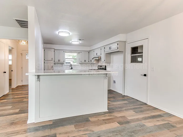 2401 Fedderson Dr — Photo 10