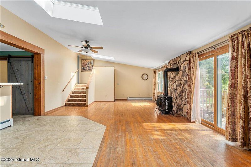 5th image of 16 Hillview Avenue
