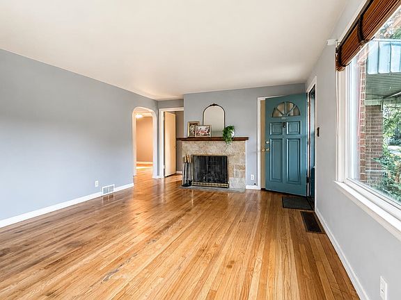 4th image of 929 Center St