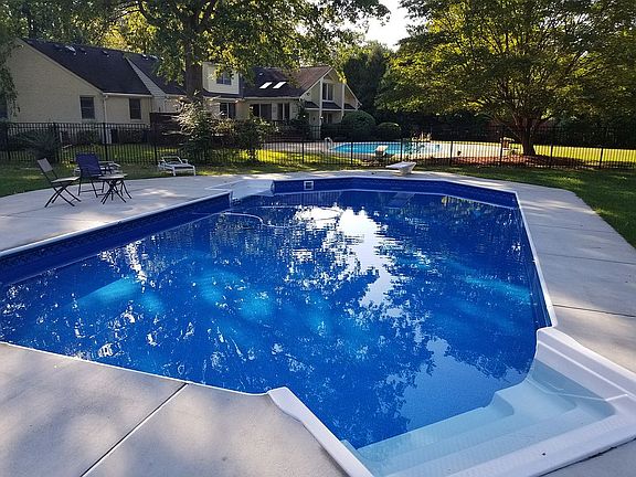 3rd image of 4332 Country Club Cir