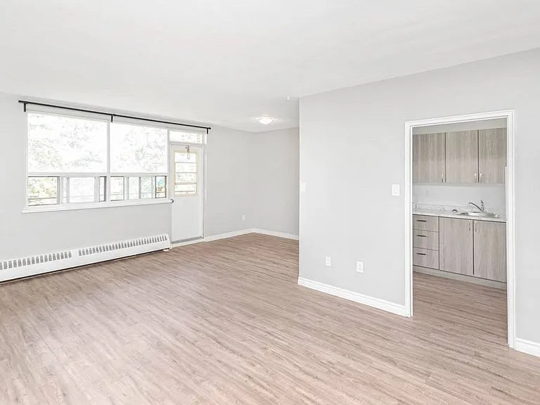 1185 Fennell Ave E — Photo 7