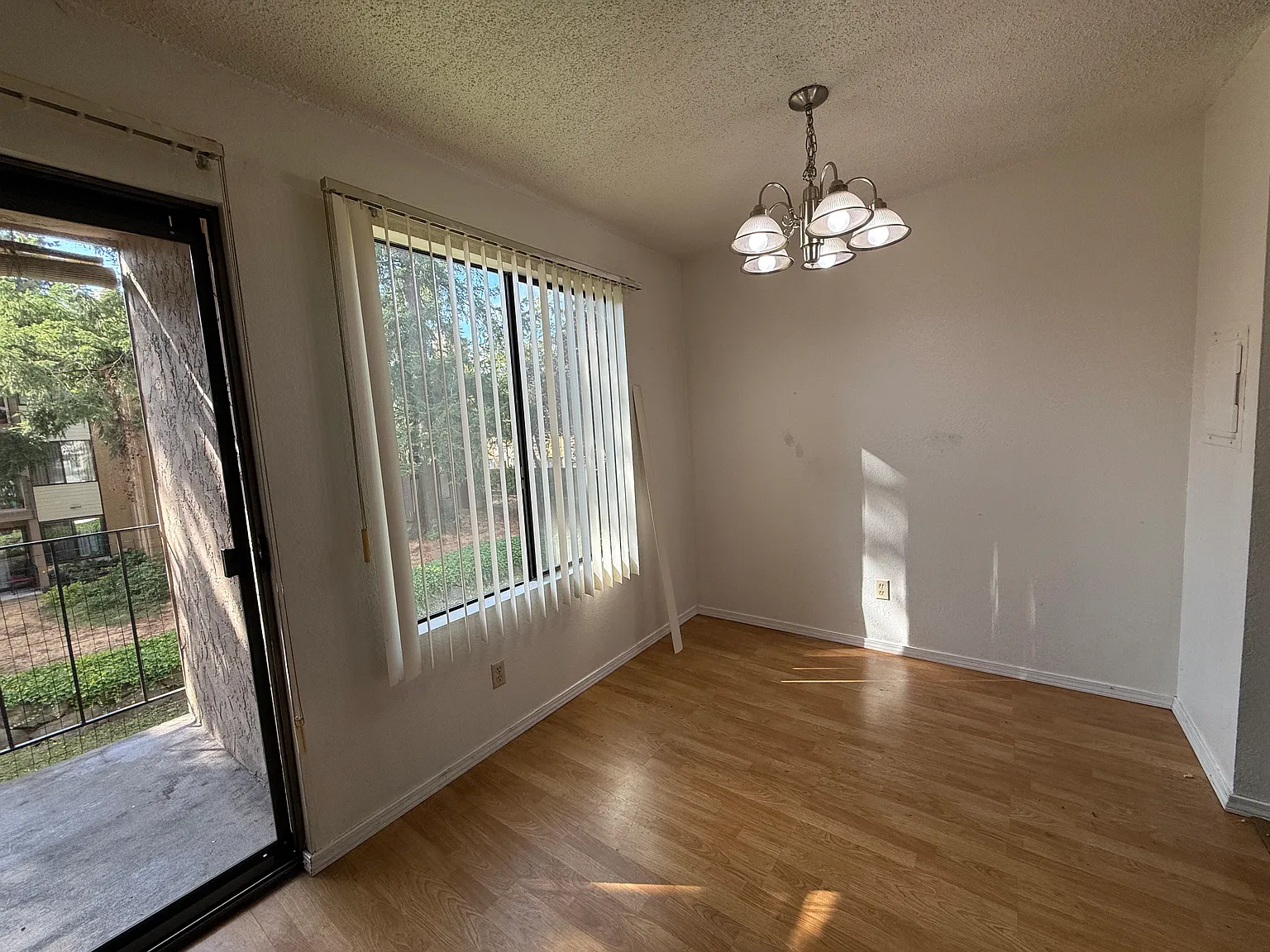 3 bed, 1052 sqft, $2,550 — Photo 3