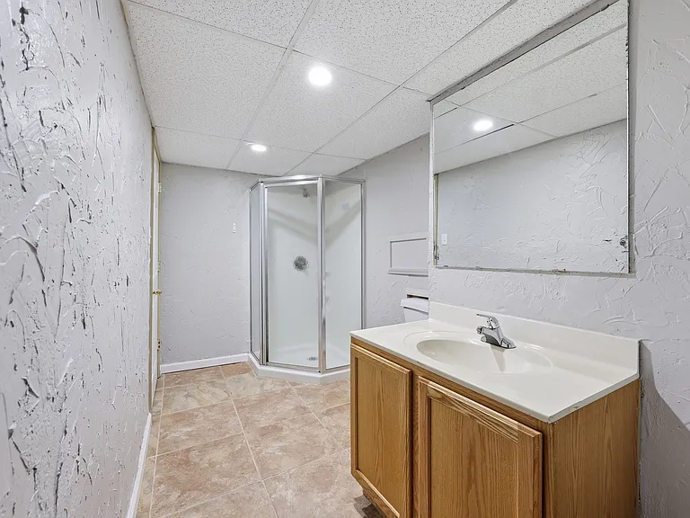 lowerl level bathroom
