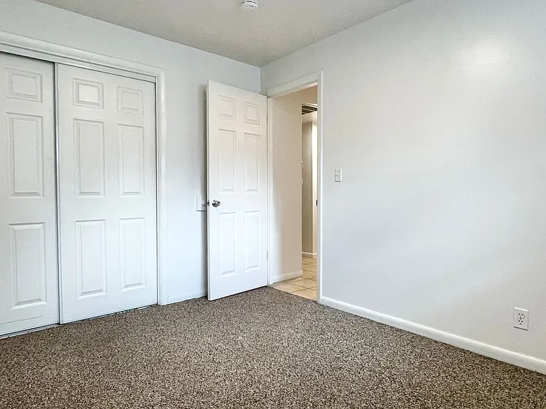 300 E — Photo 17