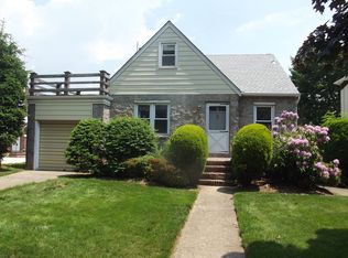 32 Spruce Ln, New Hyde Park, NY 11040
