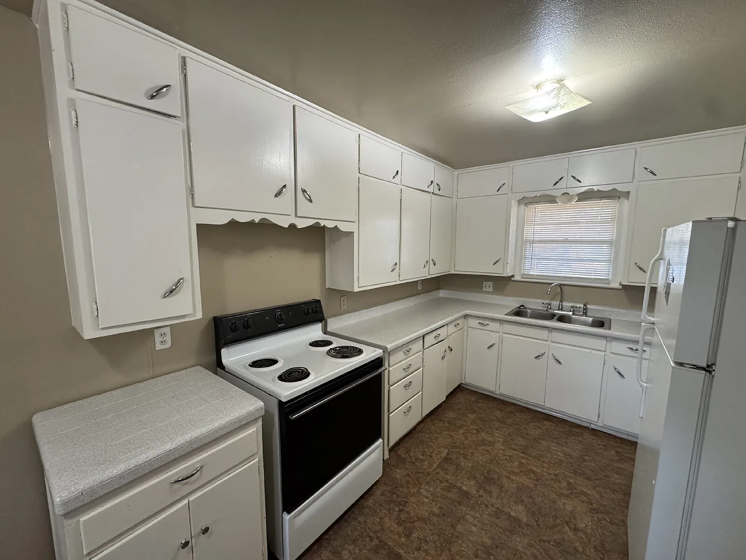 3 bed, 1.0 bath, 1212 sqft, $1,000 — Photo 4
