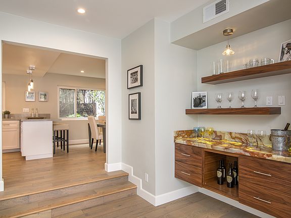 5th image of 910 19th St Unit 109
