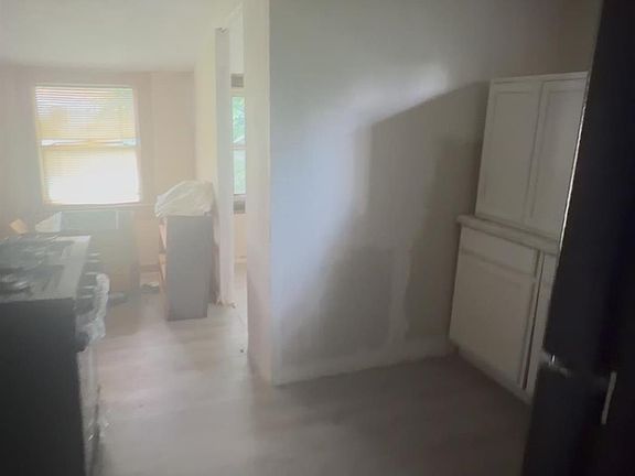 5th image of 341 Flicker St