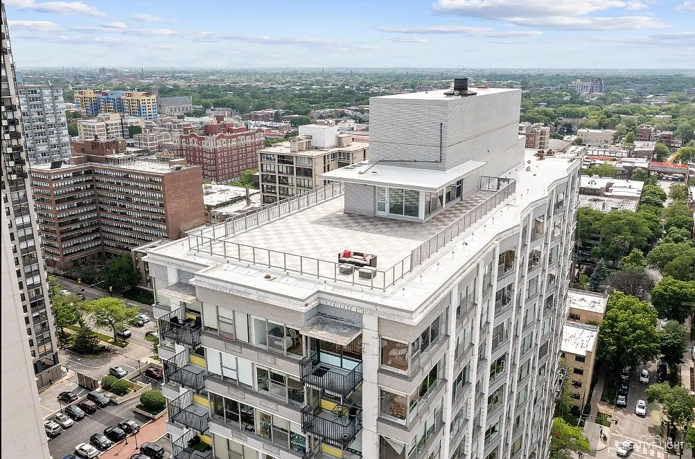 Building Photo - 5757 N Sheridan Rd #8G