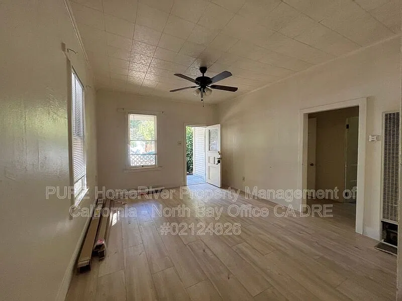 2 bed, 1.0 bath, 916 sqft, $2,200 — Photo 2
