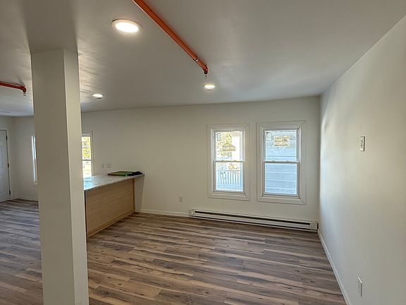 5th image of 221 Barney St #1