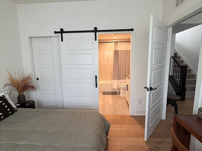 Guest bedroom with ensuite full bathroom