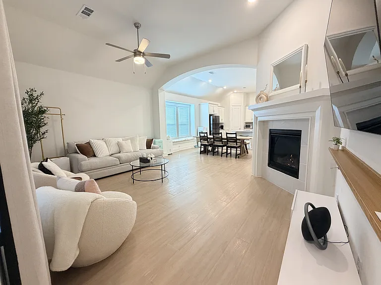1613 Sandhill Ln — Photo 2