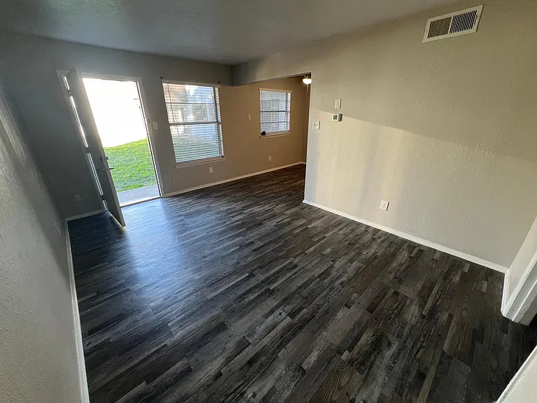 Hampton Gardens Apartment — Photo 9