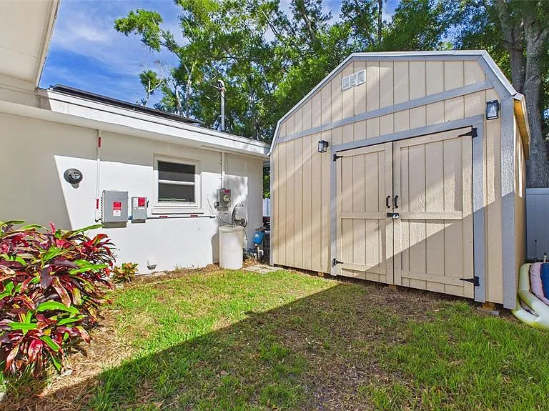 101 N Mercury Ave — Photo 42