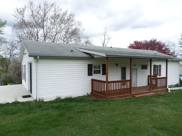 465 Underwood St — Photo 3