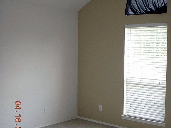 4th image of 725 NW Summercrest Blvd
