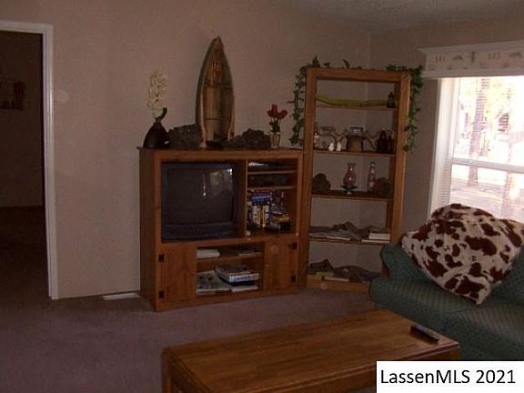2nd image of 686-750 Hemlock Way
