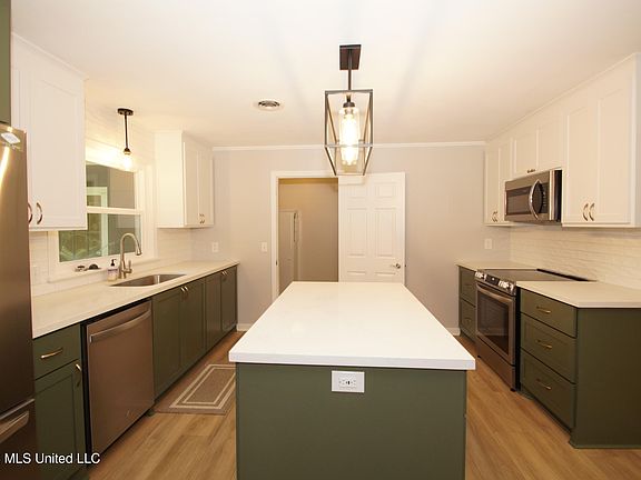 5th image of 3955 Berkley Dr