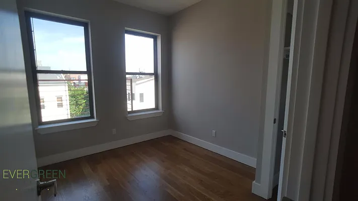 Rented by Evergreen Apartments BK | media 16
