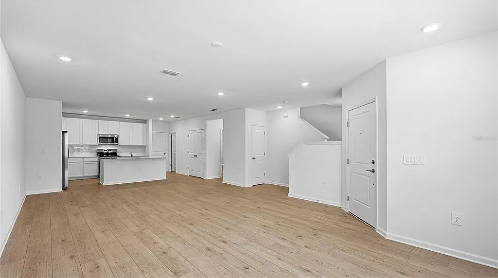 3 bed, 2.5 bath, 1823 sqft, $2,150 — Photo 3