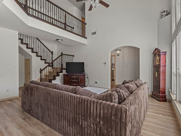 3rd image of 4940 Empire Way