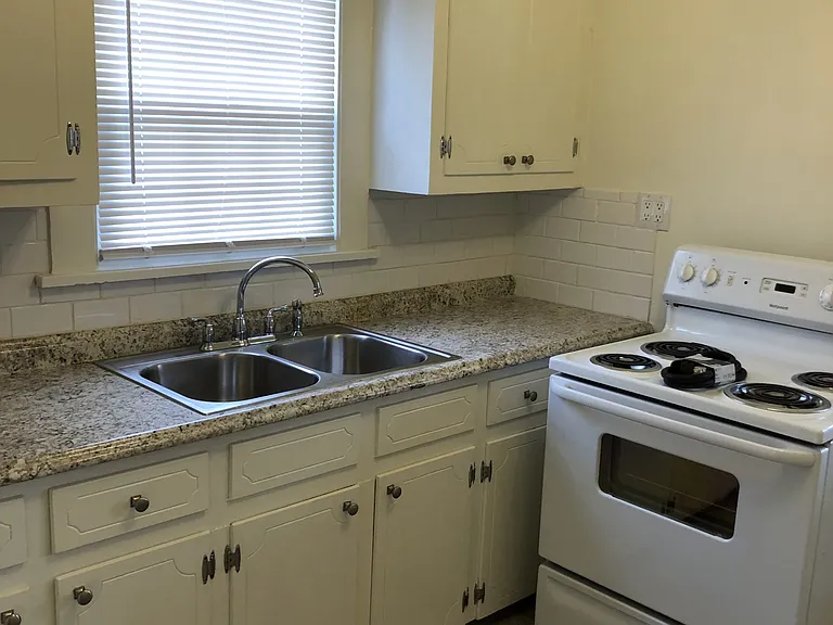 542 E Black St — Photo 2