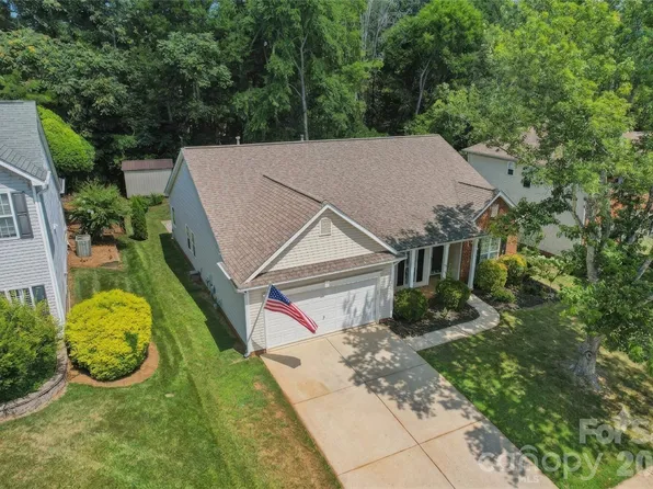 10906 Chamberlain Hall Ct, Charlotte, NC 28277