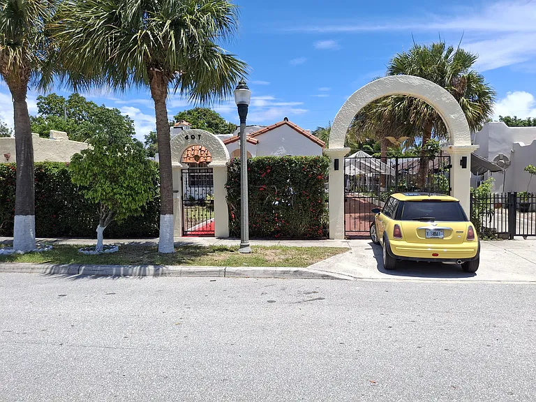 607 El Prado — Photo 2