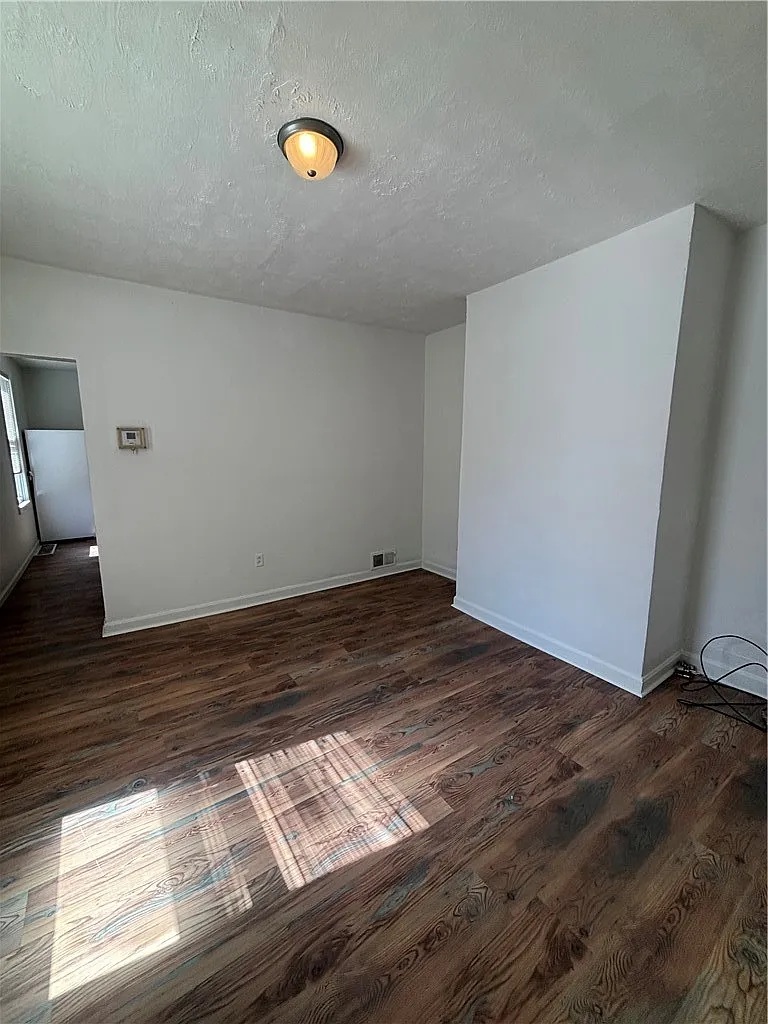 12 bed, 1124 sqft, $1,300 — Photo 2