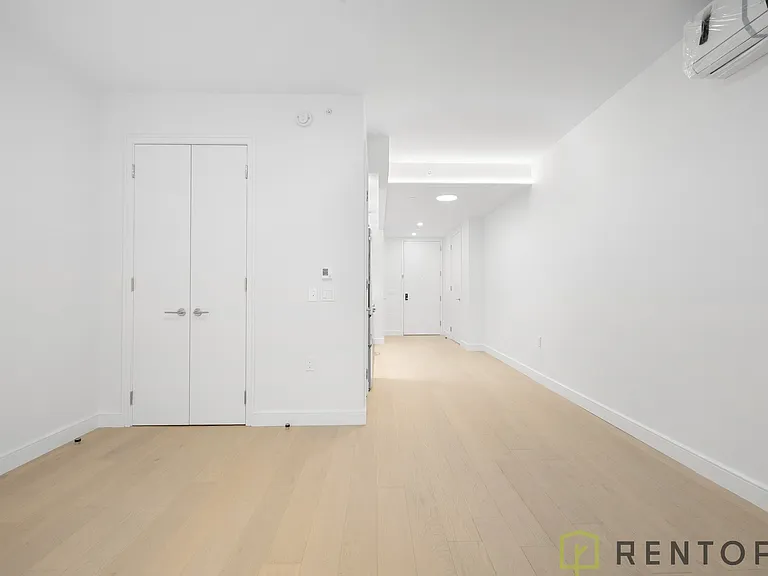555 W 45th St #2B — Photo 5
