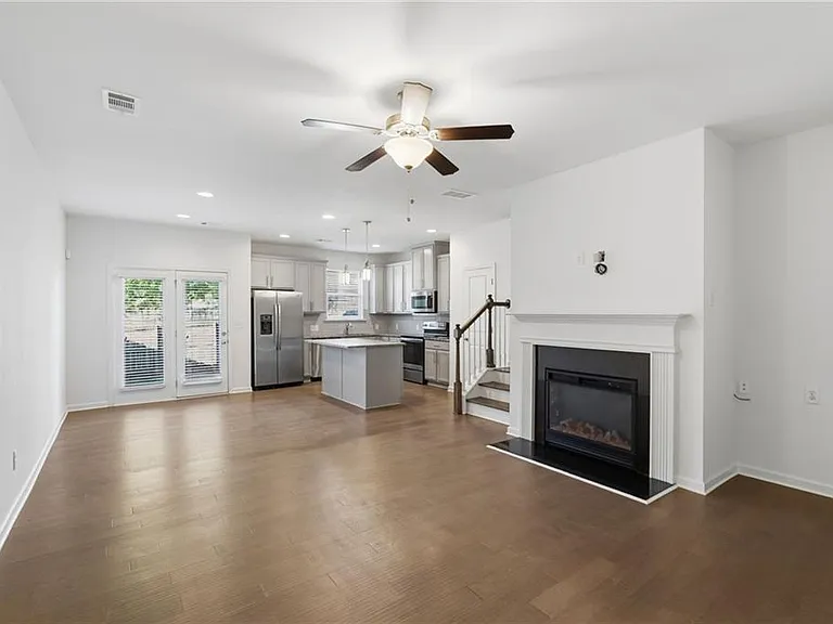 2392 Belmont Pl — Photo 3