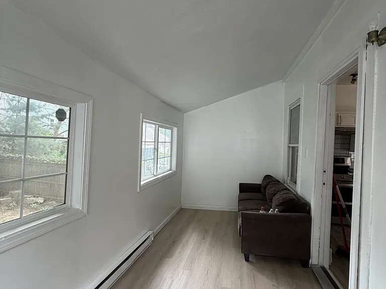 38 Marion Ave N — Photo 12