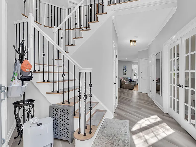 95 Erin Dr — Photo 3