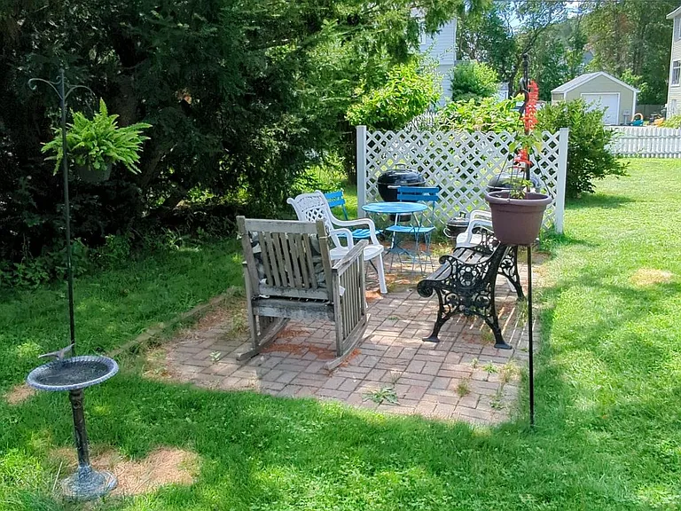 140 Grove St — Photo 27