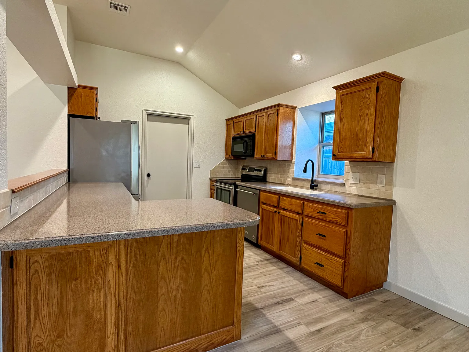 3 bed, 1573 sqft, $2,000 — Photo 4