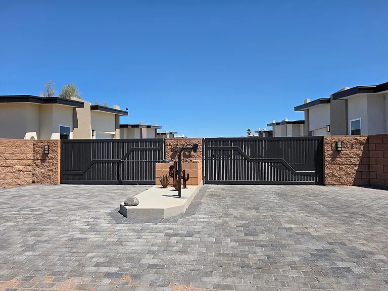 370 Riverfront Dr — Photo 2