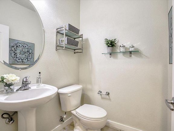 Downstairs 1/2 bathroom