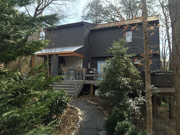 4th image of 701 Laurel Ln