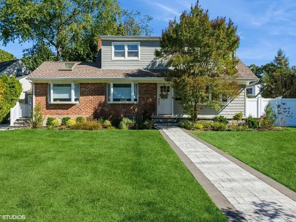 1357 W Darby Road, Wantagh, NY 11793