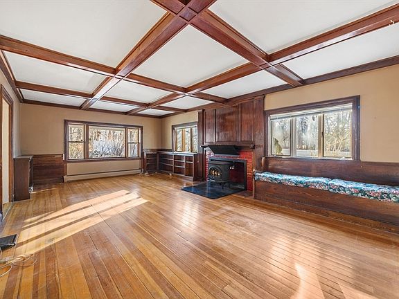 5th image of 107 Summer St