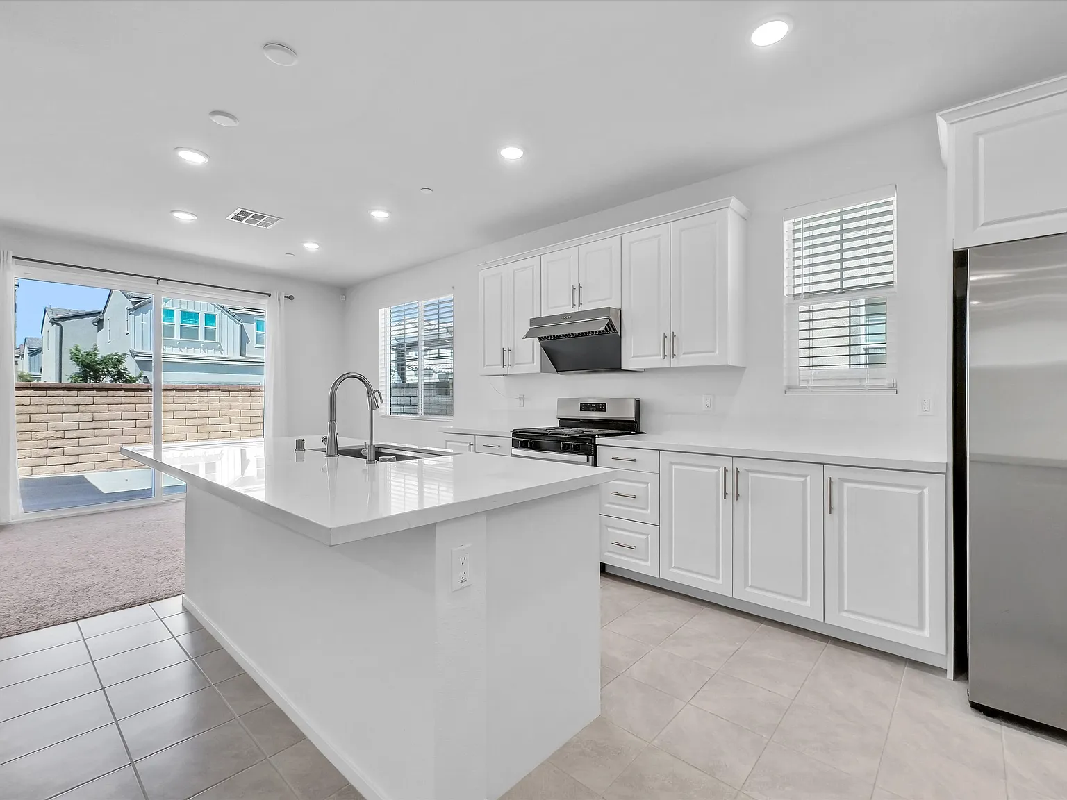 4 bed, 2360 sqft, $3,650 — Photo 4