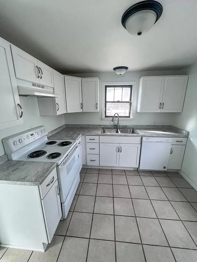 2 Bed | 1 Bath | Single-Family Home Near Downtown — Photo 2
