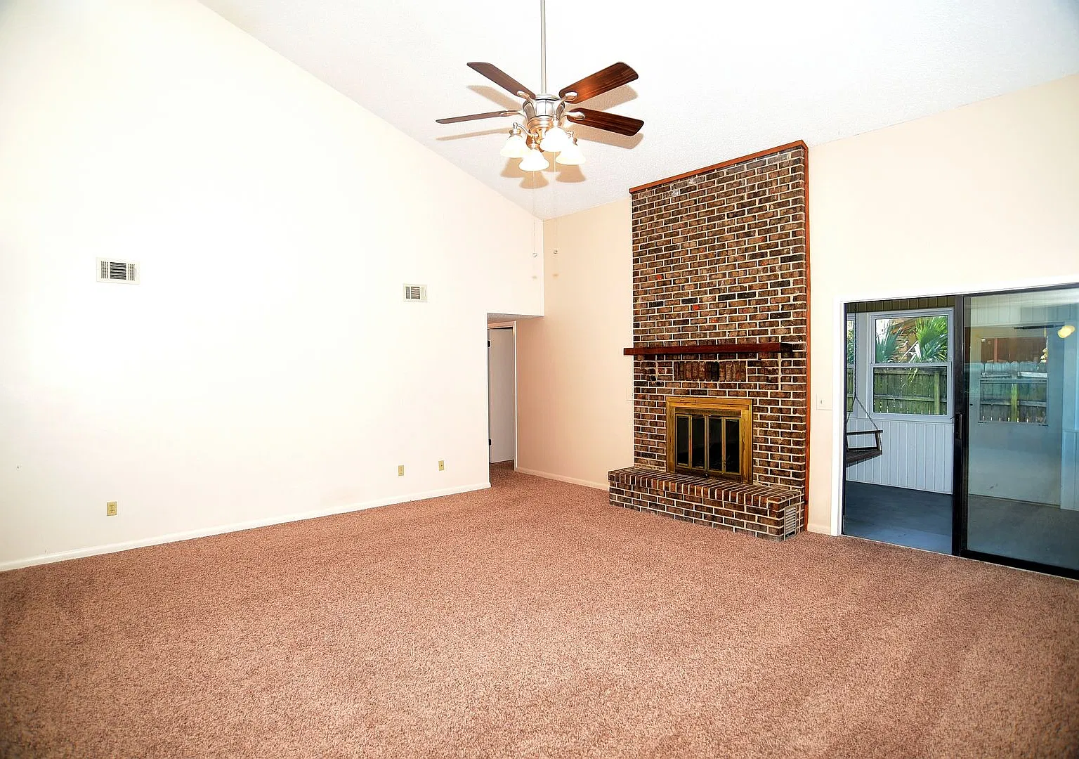 Beautiful 3 Bedroom Home in Shalimar! — Photo 4