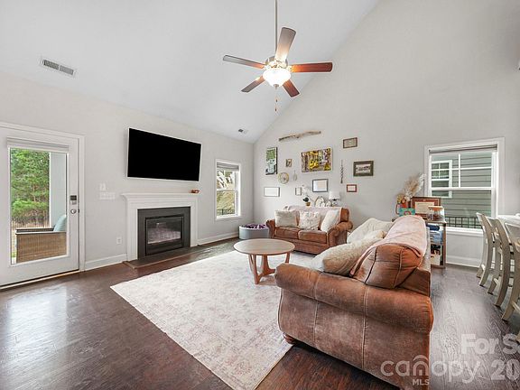 4th image of 612 Heron View Dr