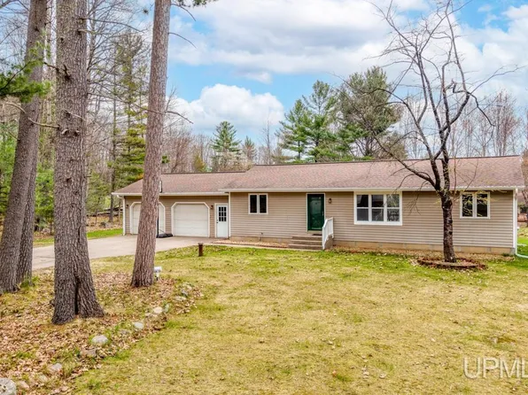 W8874 W Lakeview Dr, Iron Mountain, MI 49801