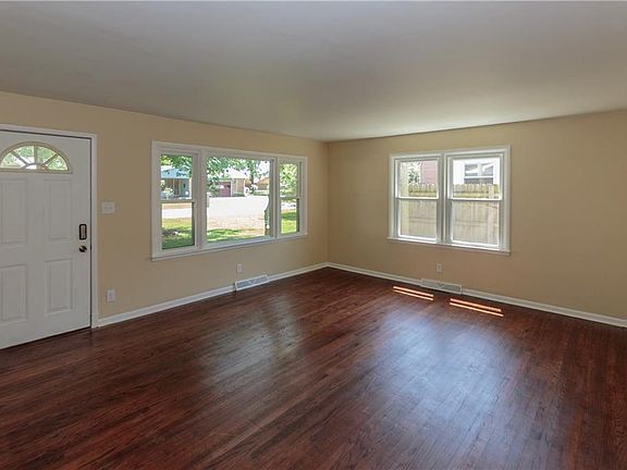 5th image of 724 Henley St