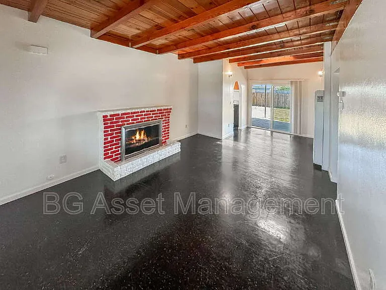 1526 Visalia Ave — Photo 3